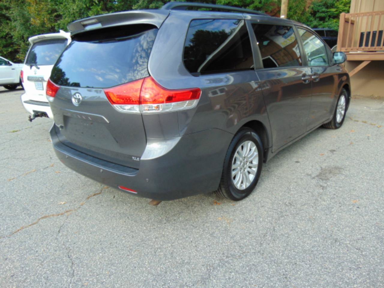 Used 2014 Toyota Sienna XLE w/ Entertainment Package FWD image 19