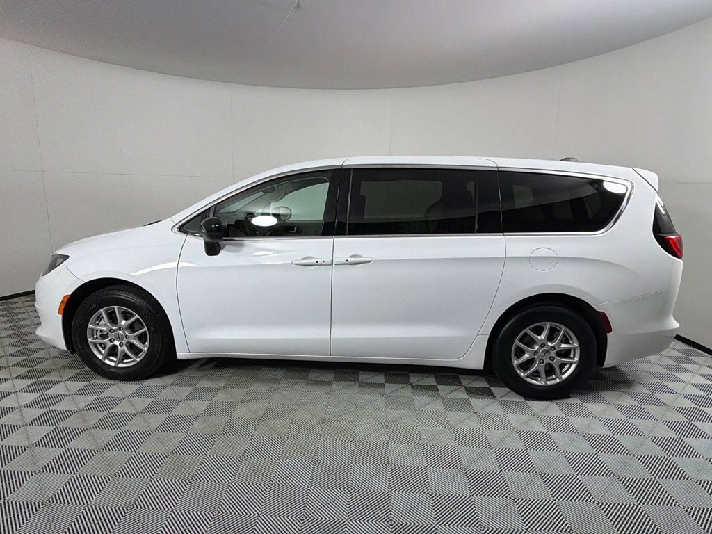 Used 2024 Chrysler Voyager LX FWD image 8
