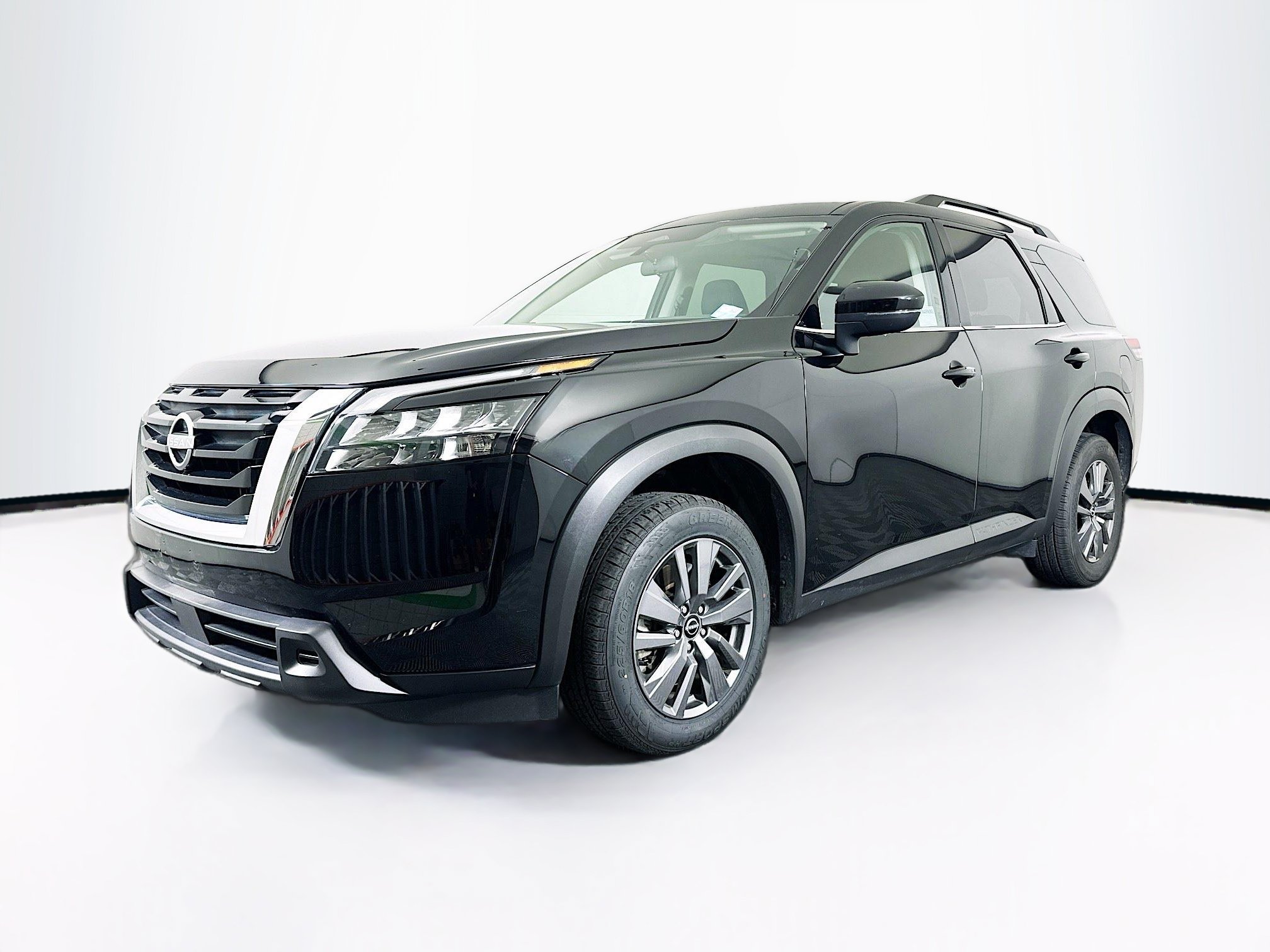 Used 2025 Nissan Pathfinder SV FWD image 3