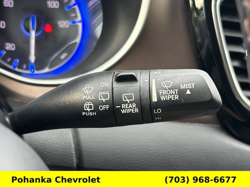 Used 2018 Chrysler Pacifica Touring-L w/ Tire & Wheel Group FWD image 11