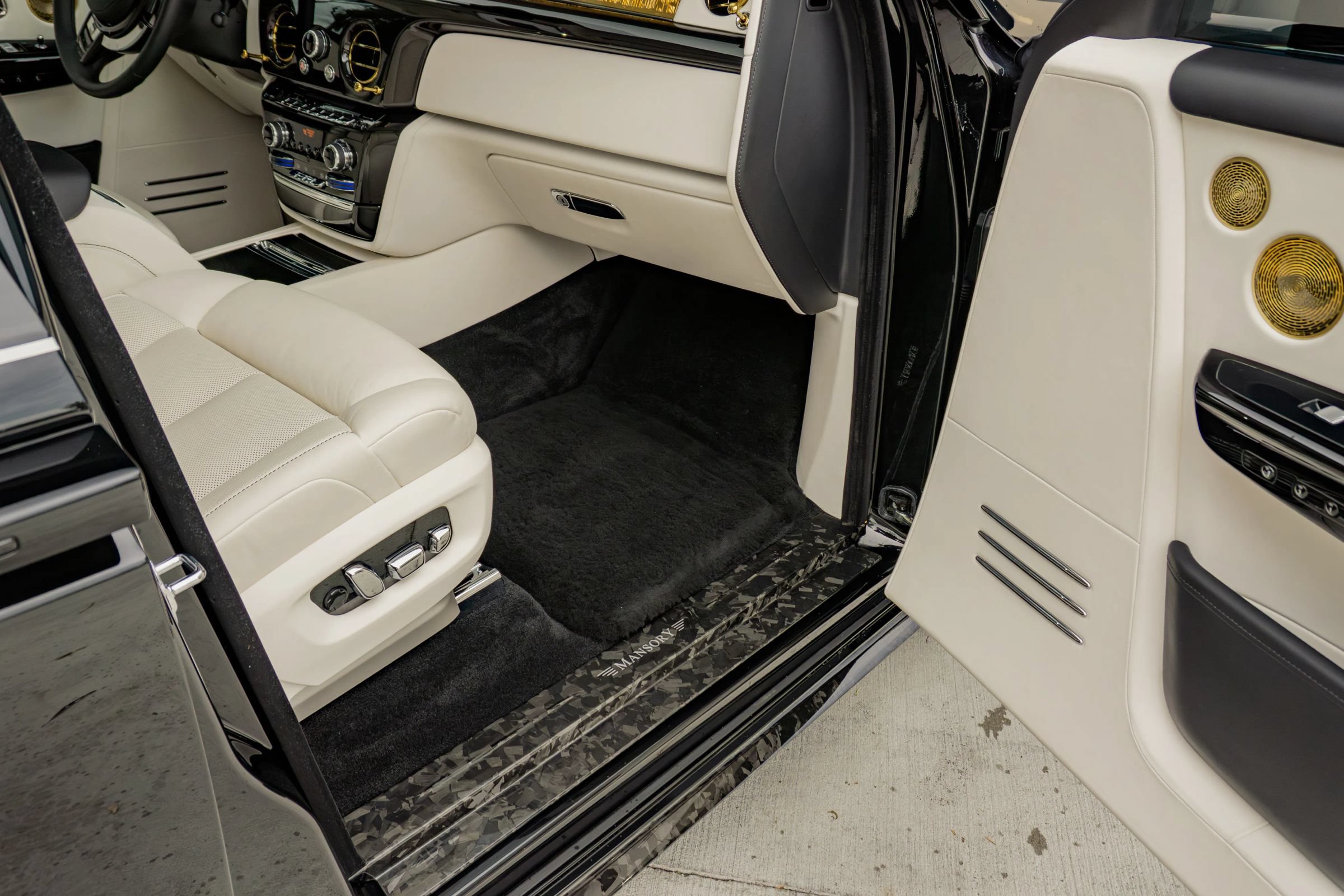 Used 2024 Rolls-Royce Phantom Sedan RWD image 73