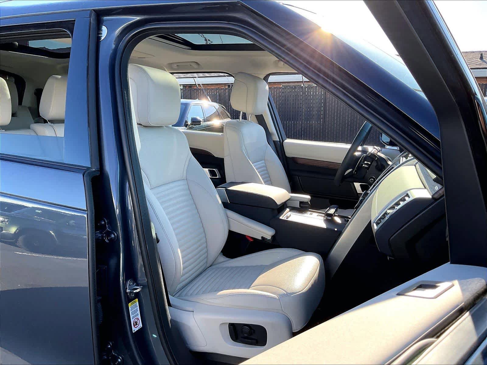 Used 2025 Land Rover Discovery S AWD/4WD image 10