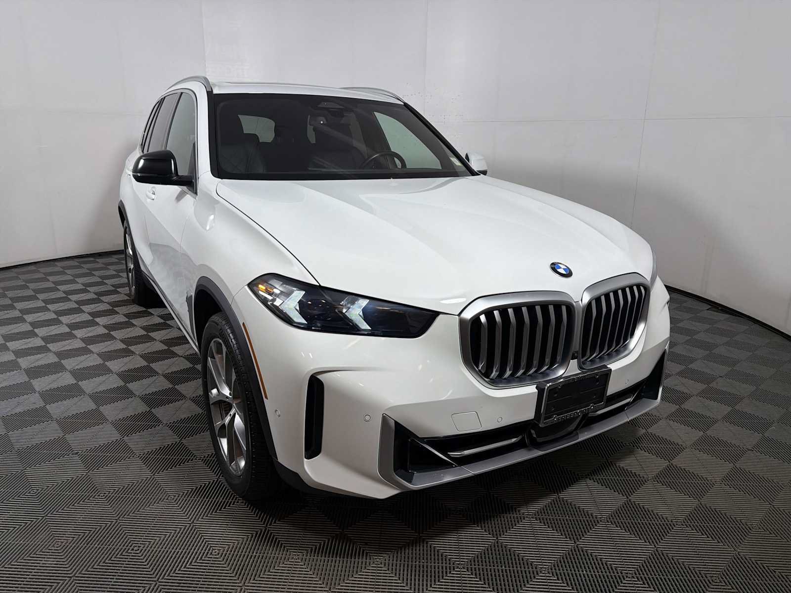 Used 2024 BMW X5 xDrive40i w/ Parking Assistance Package AWD/4WD image 2