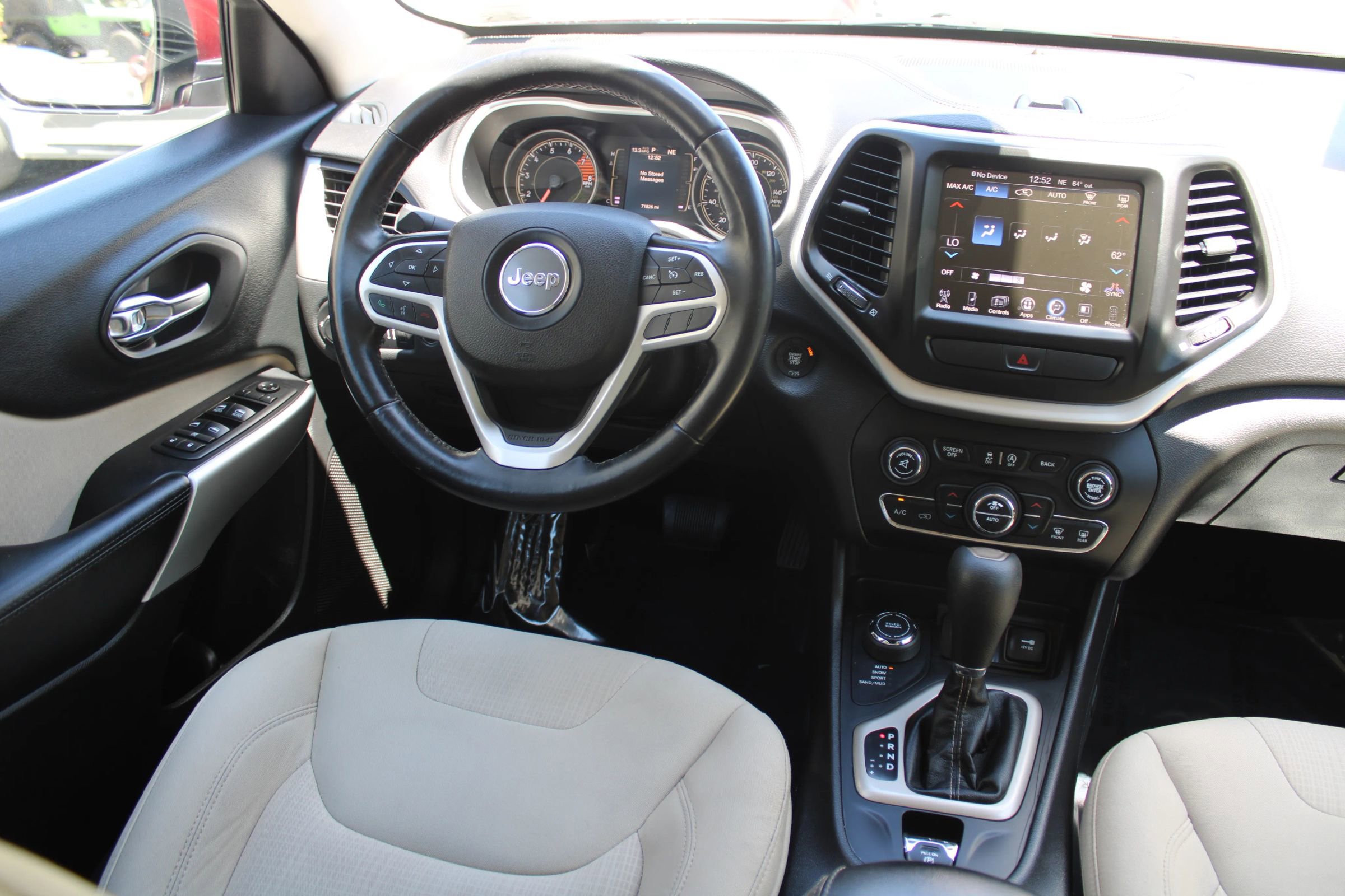 Used 2017 Jeep Cherokee Latitude w/ Comfort/Convenience Group AWD/4WD image 14