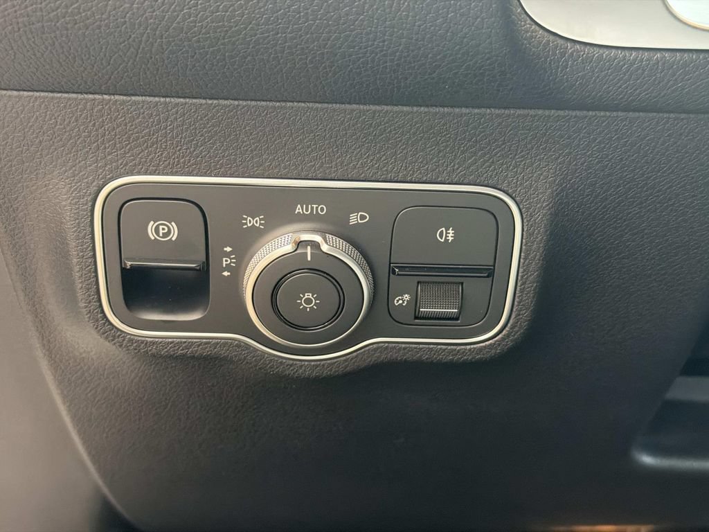 Used 2026 Mercedes-Benz GLB 35 AMG 4MATIC image 21
