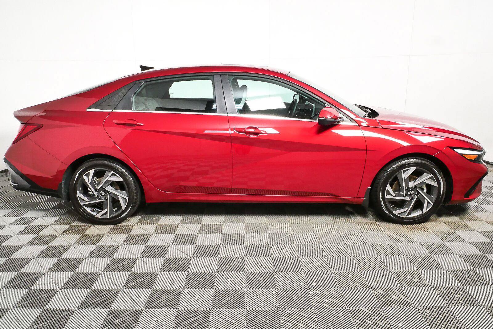 Used 2024 Hyundai Elantra Limited FWD image 2