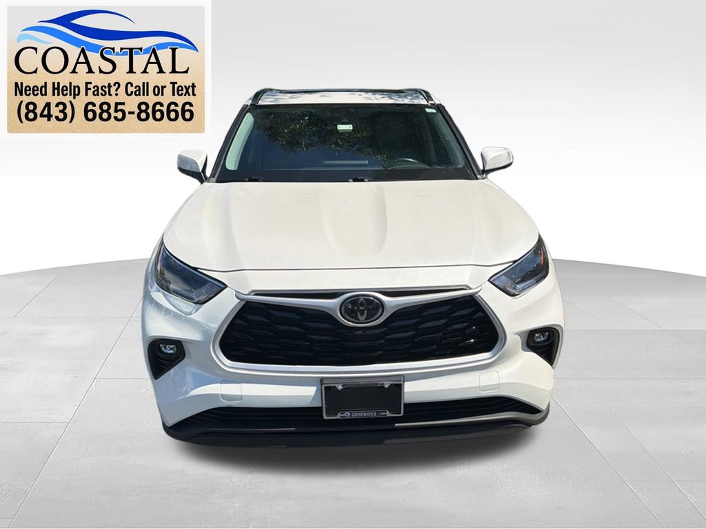 Used 2021 Toyota Highlander XLE AWD/4WD image 2
