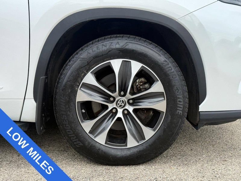 Used 2023 Toyota Highlander XLE AWD/4WD image 9
