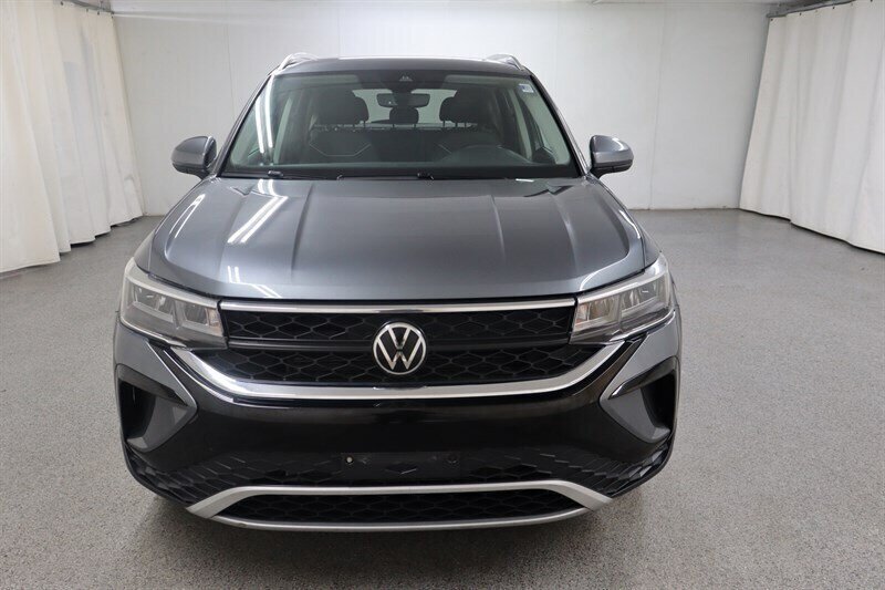 Used 2023 Volkswagen Taos SE w/ Panoramic Sunroof Package AWD/4WD image 2