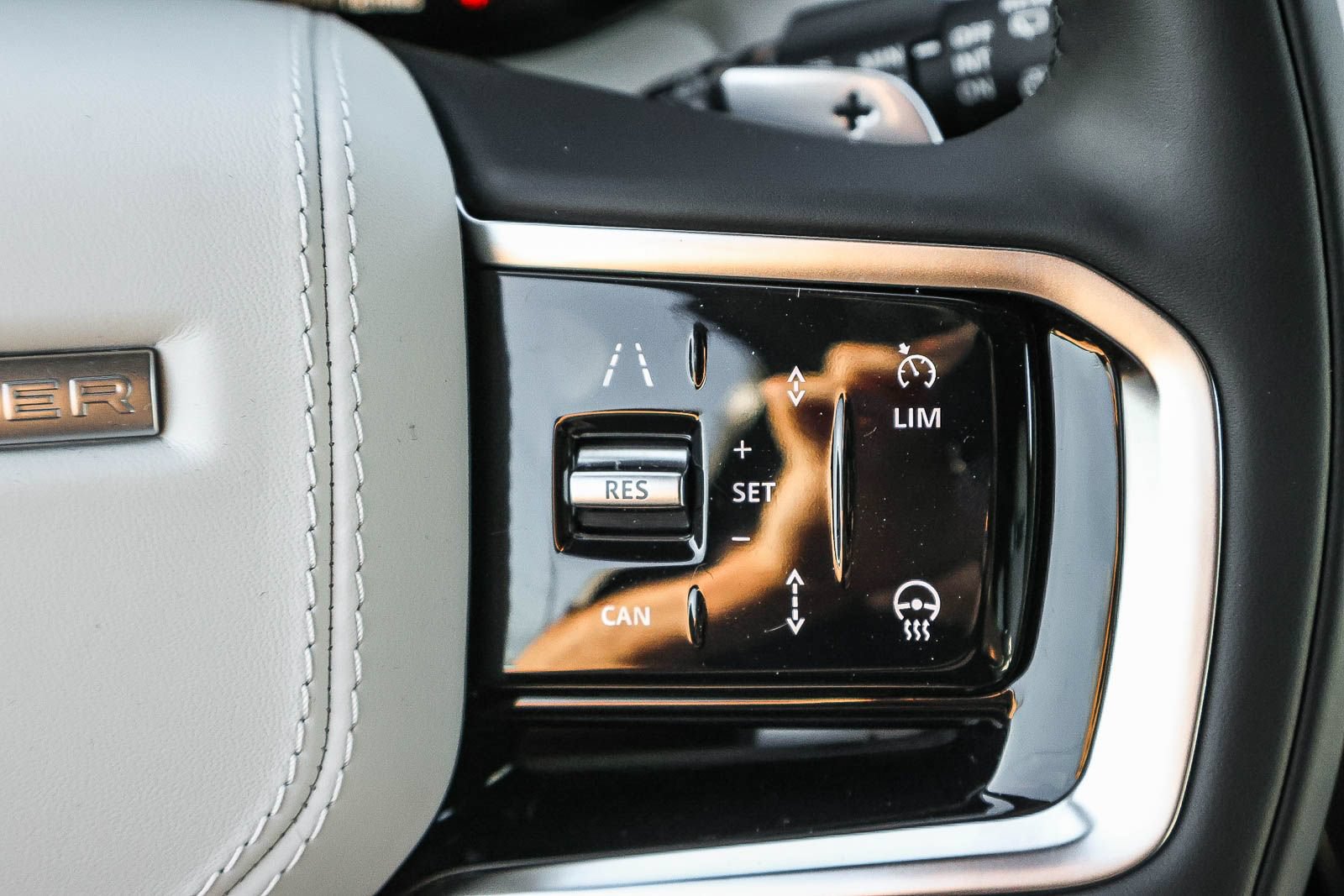 New 2026 Land Rover Range Rover Sport SE AWD/4WD image 34