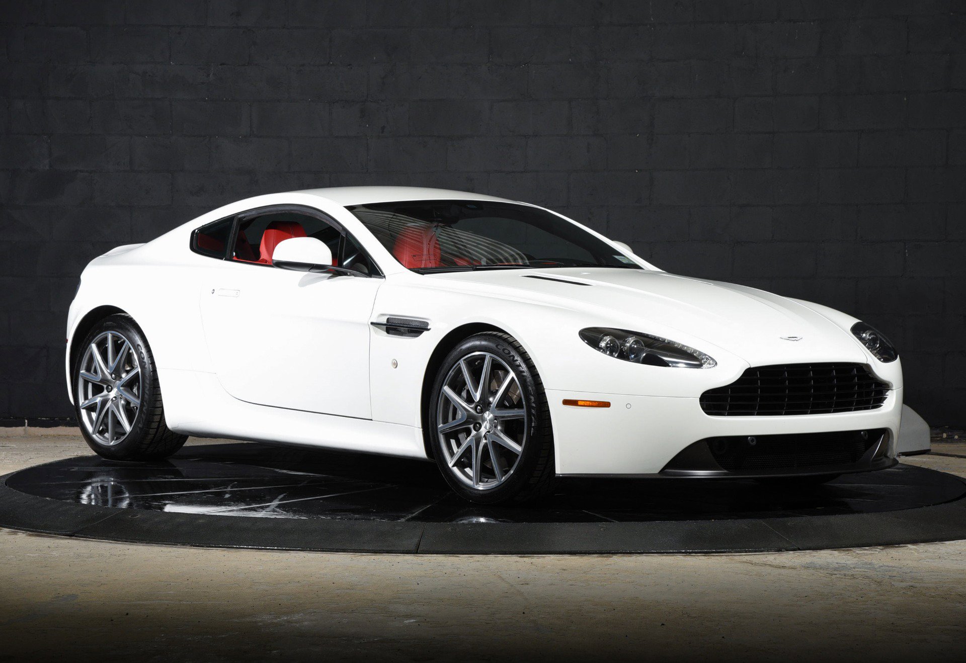 Used 2013 Aston Martin V8 Vantage Coupe image 2