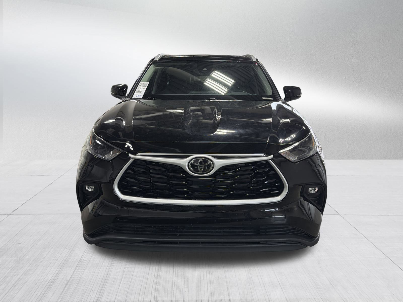 Used 2024 Toyota Highlander XLE image 2