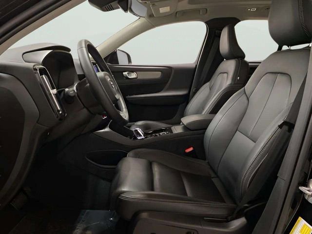 Used 2025 Volvo XC40 B5 Plus image 18