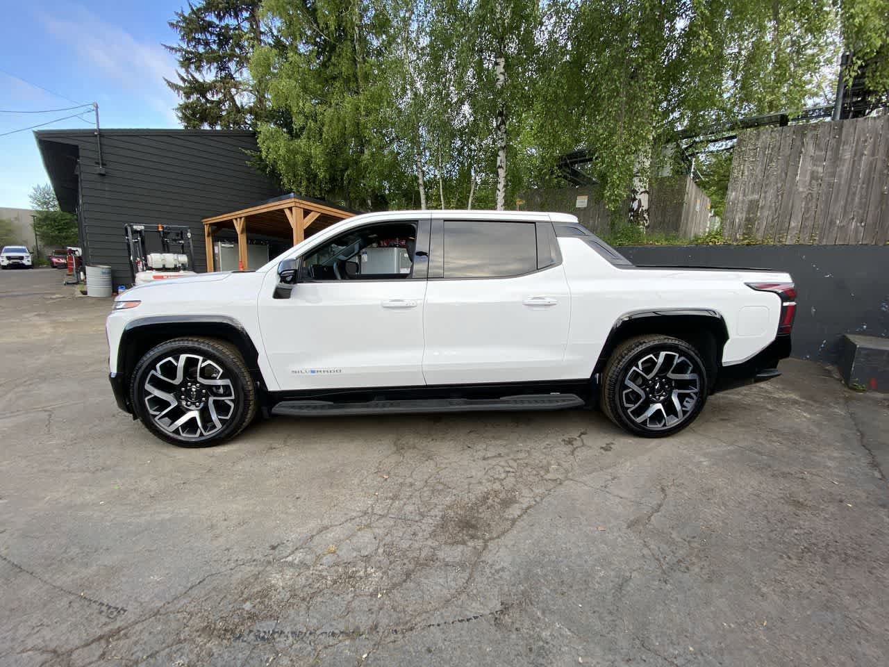 Used 2025 Chevrolet Silverado EV RST AWD/4WD image 3