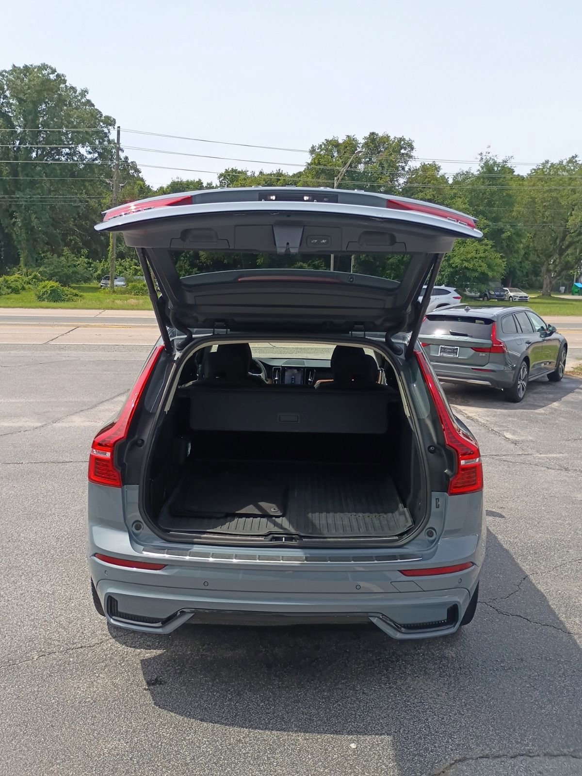 Used 2023 Volvo XC60 B5 Ultimate w/ Climate Package FWD image 5