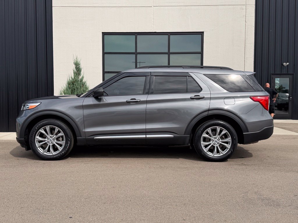 Used 2023 Ford Explorer XLT w/ Equipment Group 202A AWD/4WD image 2