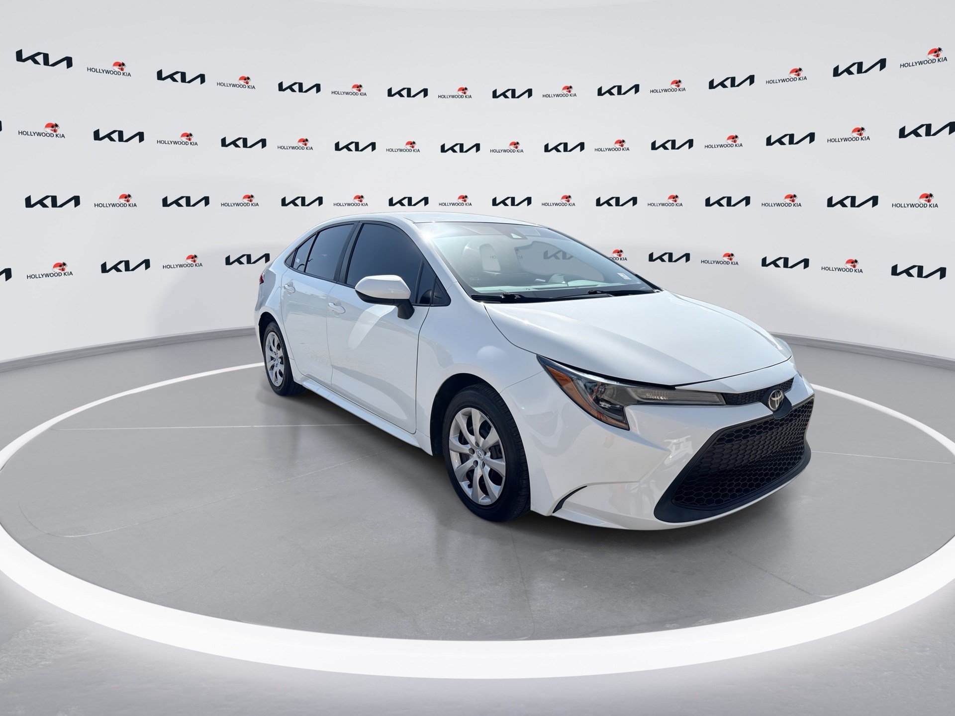 Used 2022 Toyota Corolla LE FWD image 2