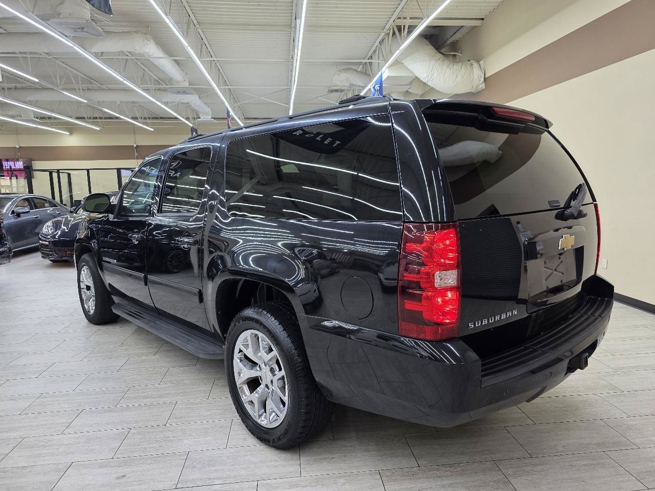 Used 2013 Chevrolet Suburban LT RWD image 8