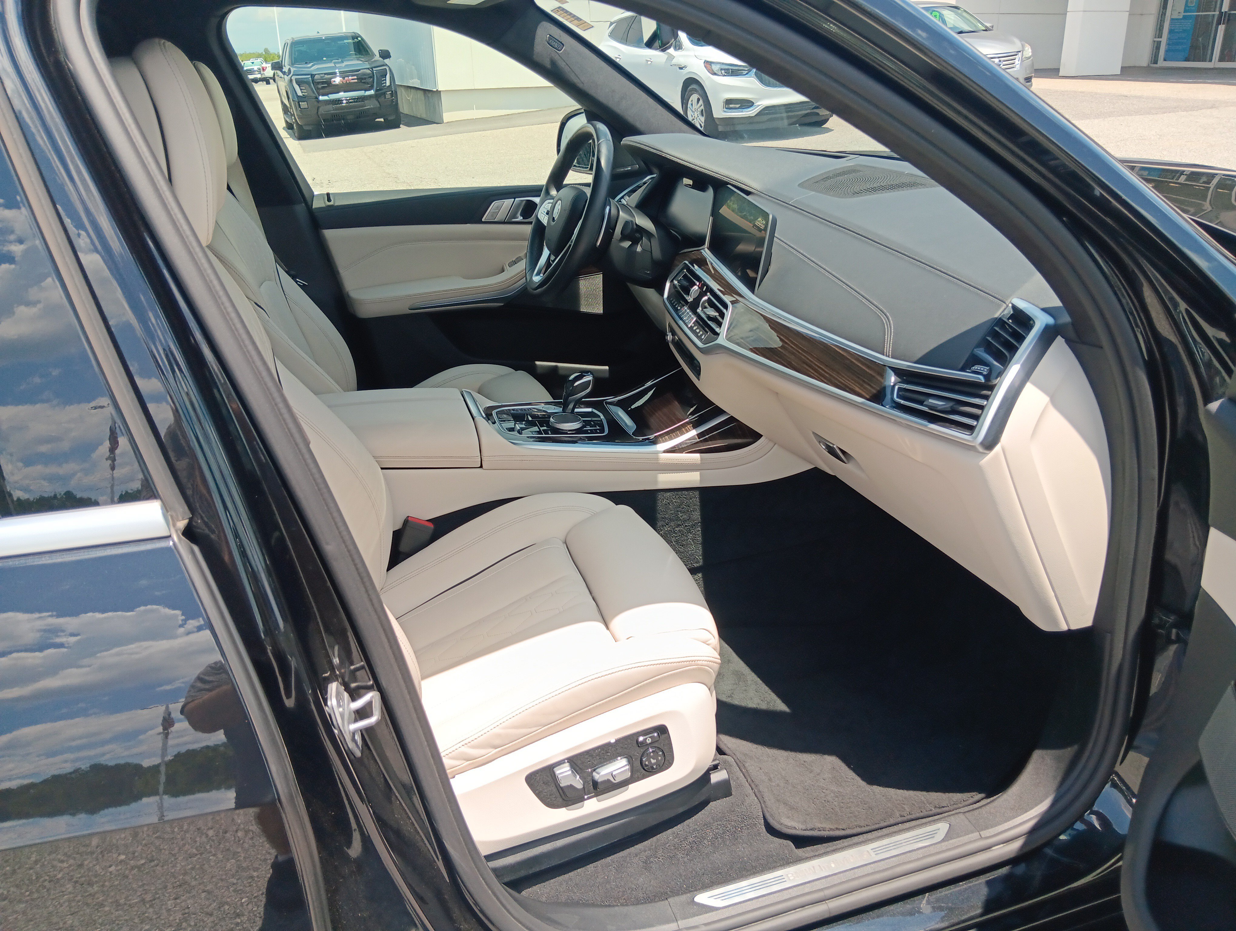 Used 2021 BMW X7 xDrive40i w/ Premium Package AWD/4WD image 22