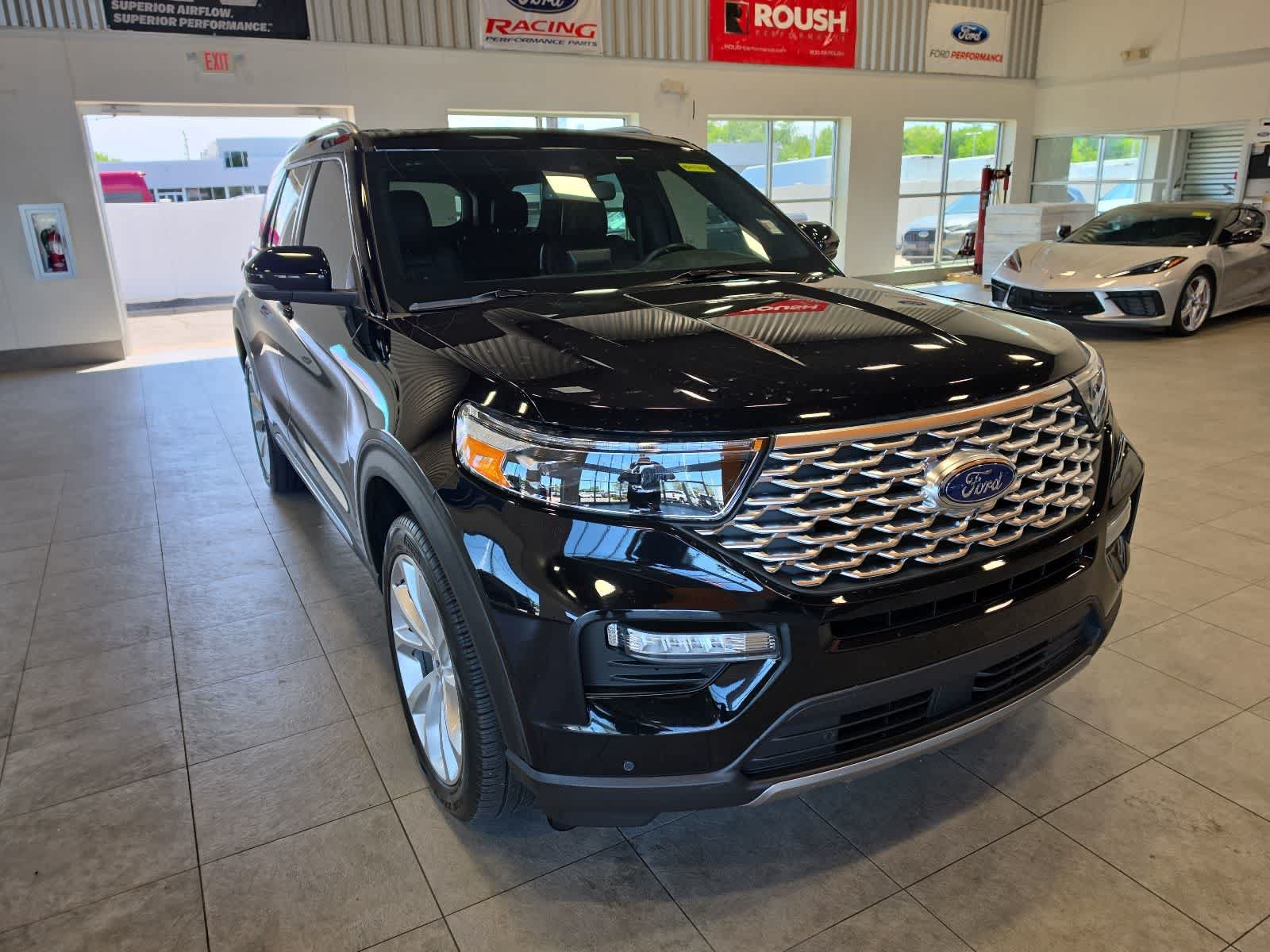 Used 2023 Ford Explorer Platinum w/ Technology Package AWD/4WD image 4
