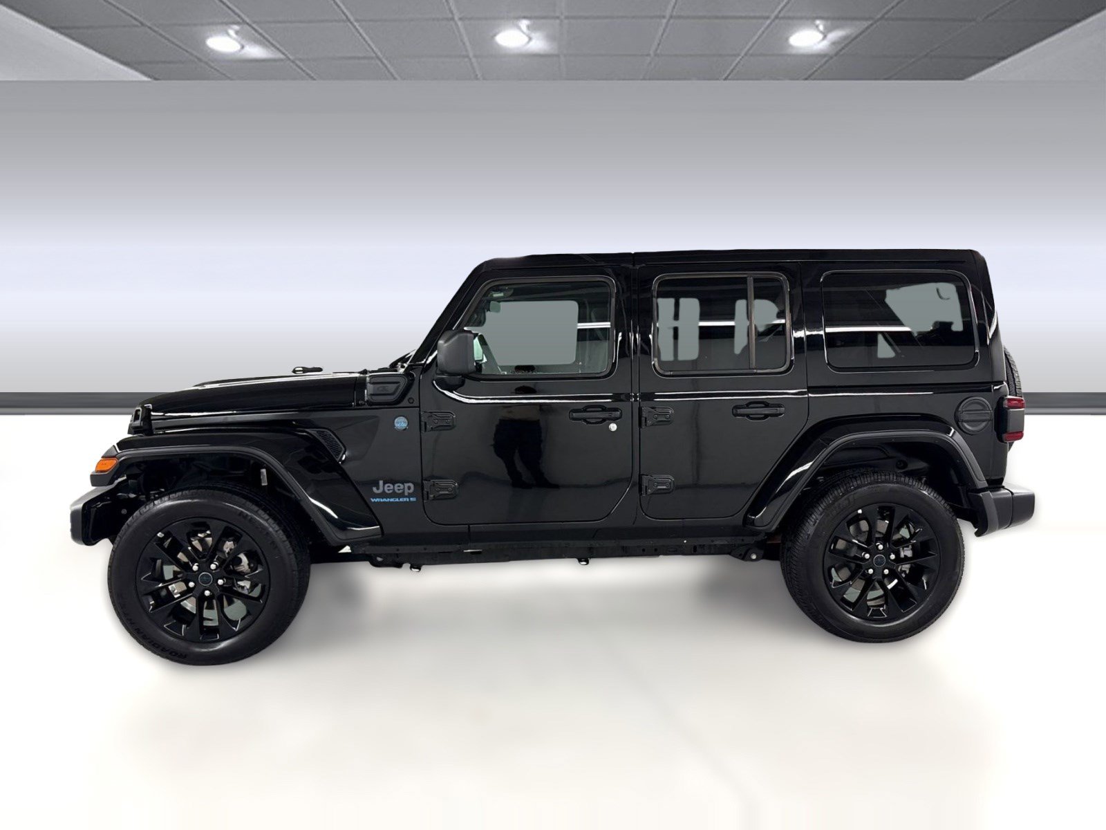 Used 2025 Jeep Wrangler Unlimited Sahara w/ Safety Group AWD/4WD image 2