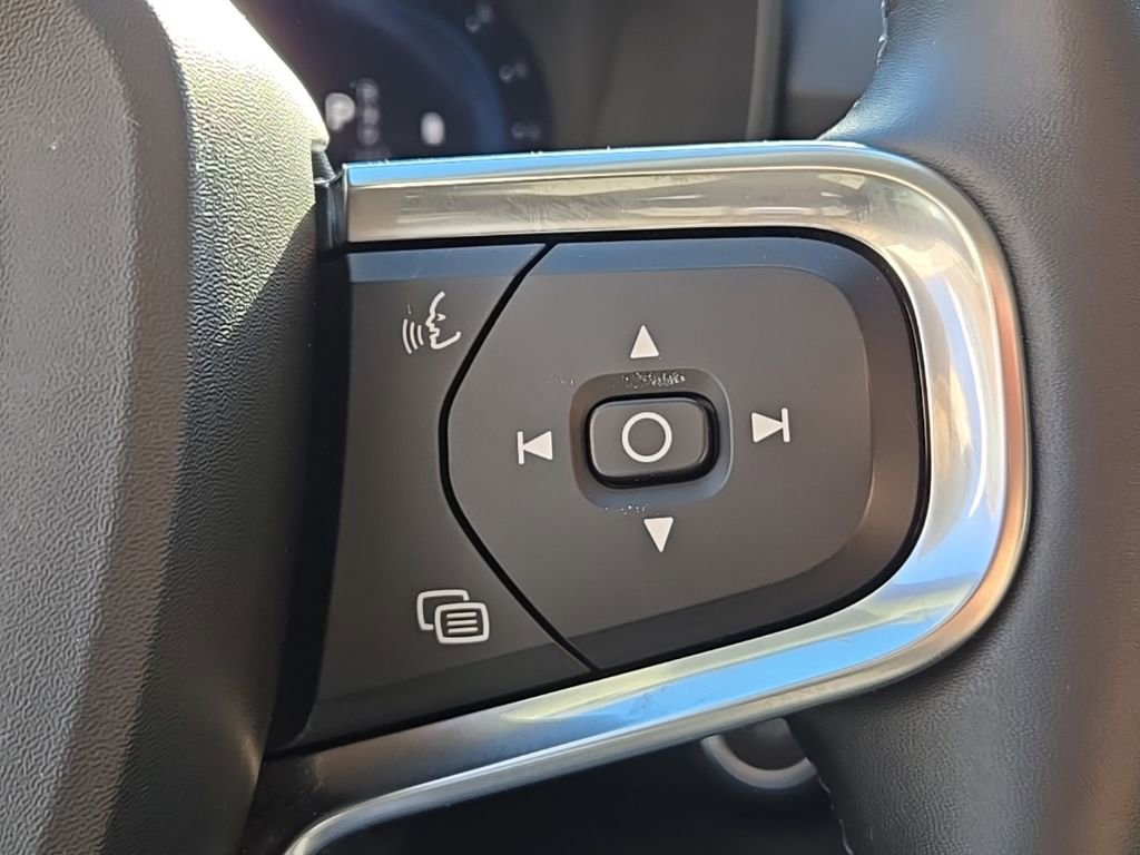 Certified 2025 Volvo XC40 B5 Core image 22