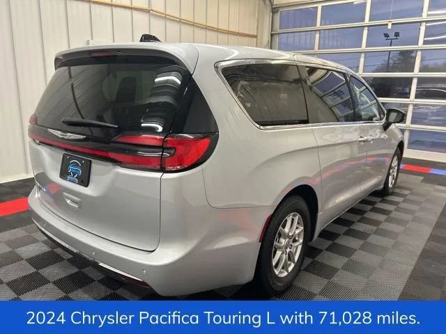 Used 2024 Chrysler Pacifica Touring-L image 3