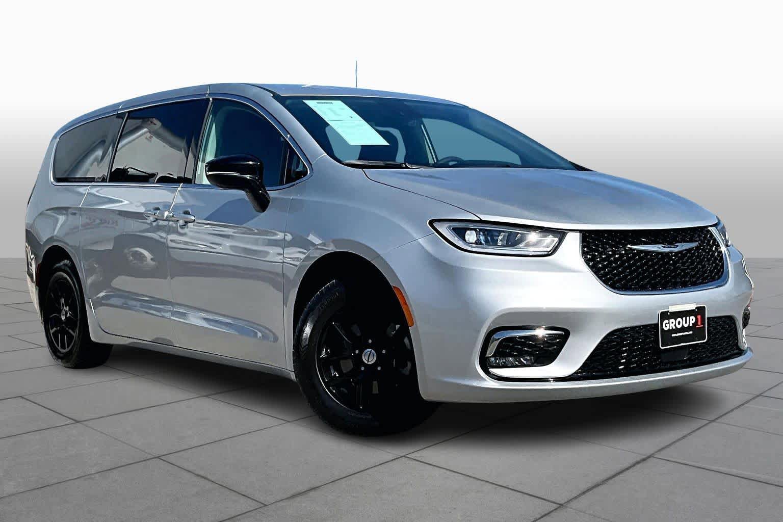 Used 2024 Chrysler Pacifica Touring-L image 3