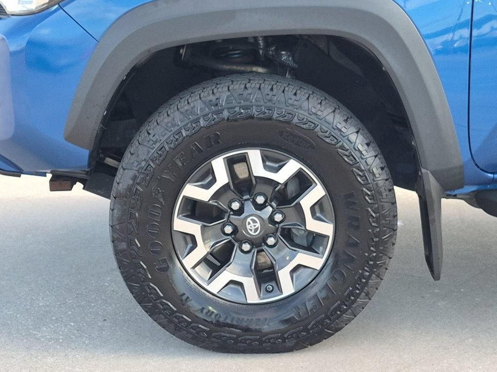 Used 2017 Toyota Tacoma TRD Off-Road w/ Premium & Technology Package AWD/4WD image 27