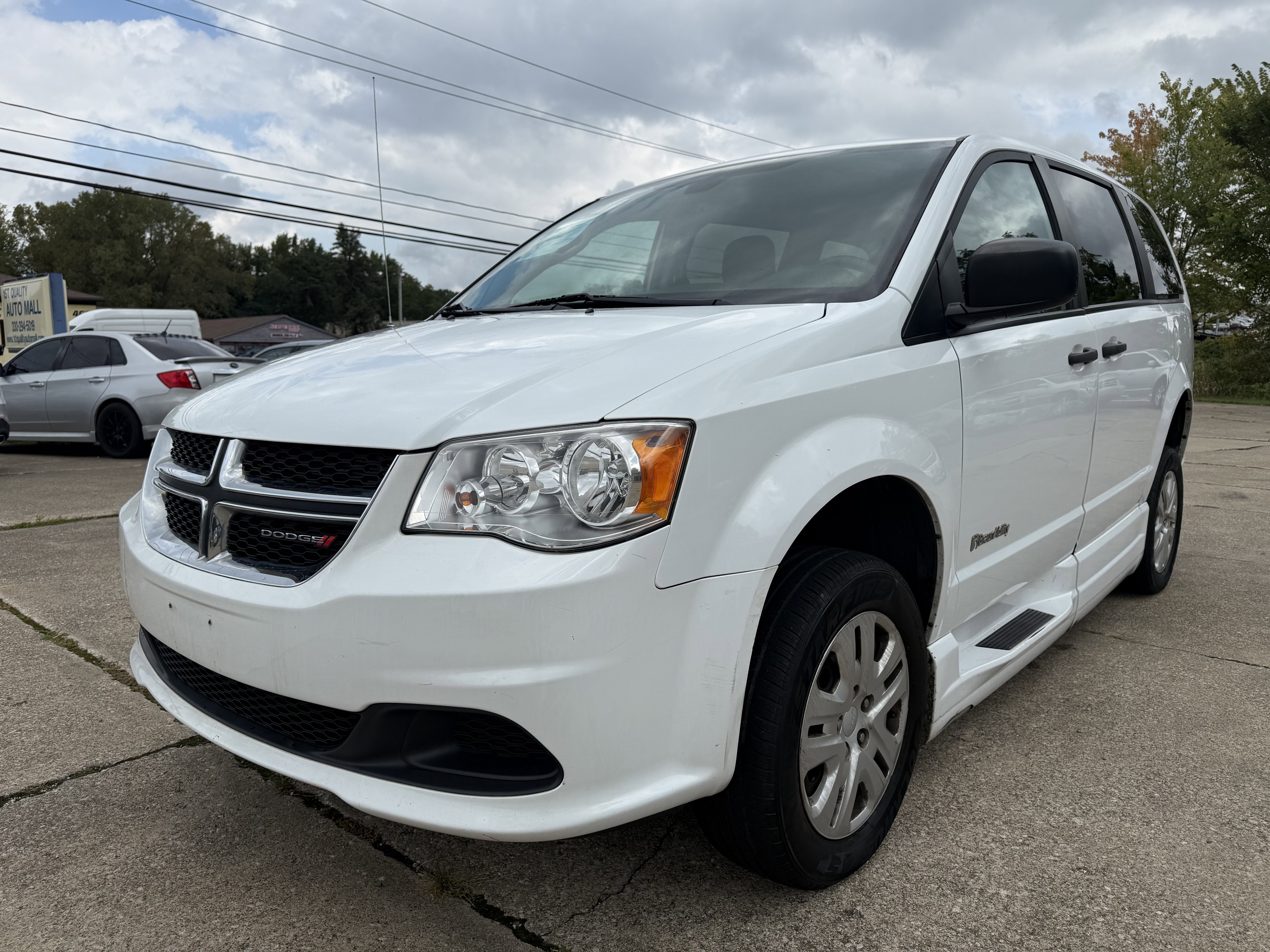 Used 2019 Dodge Grand Caravan SE image 2