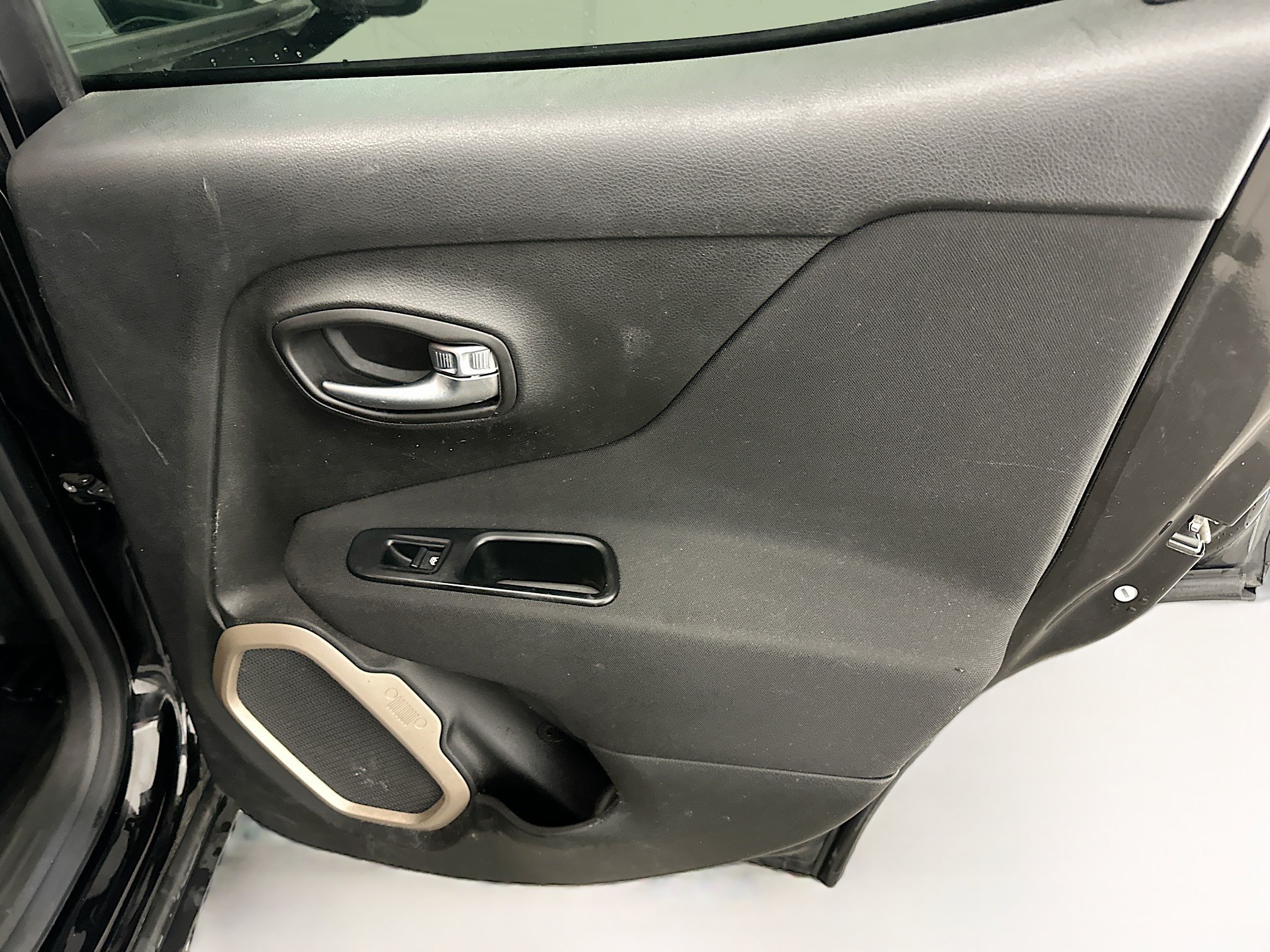 Used 2015 Jeep Renegade Latitude FWD image 31