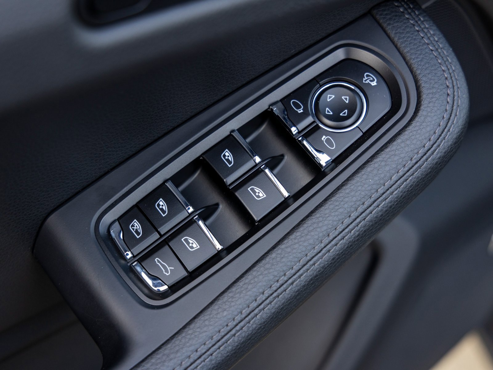 Certified 2025 Porsche Macan image 23