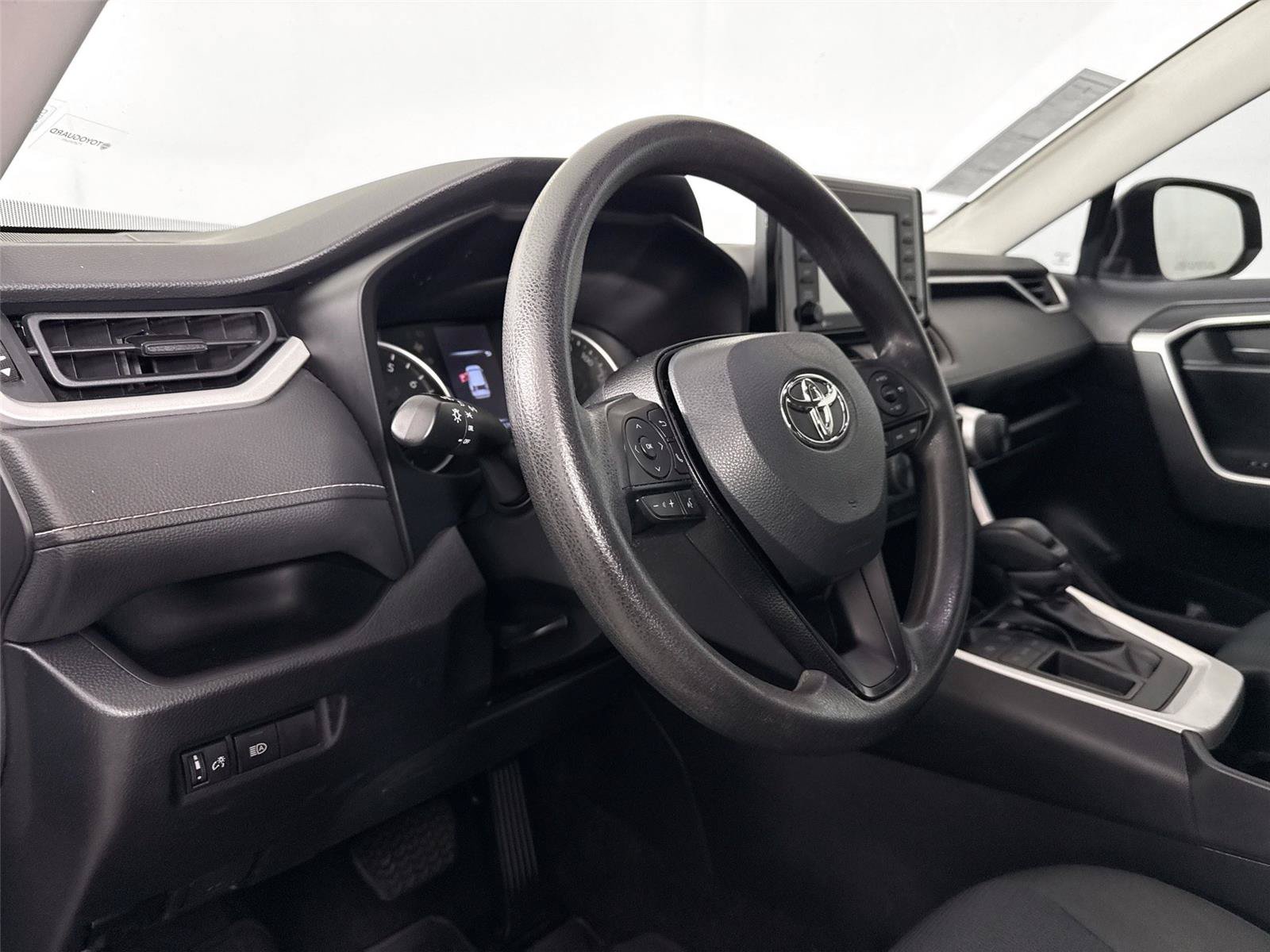 Used 2022 Toyota RAV4 LE FWD image 4