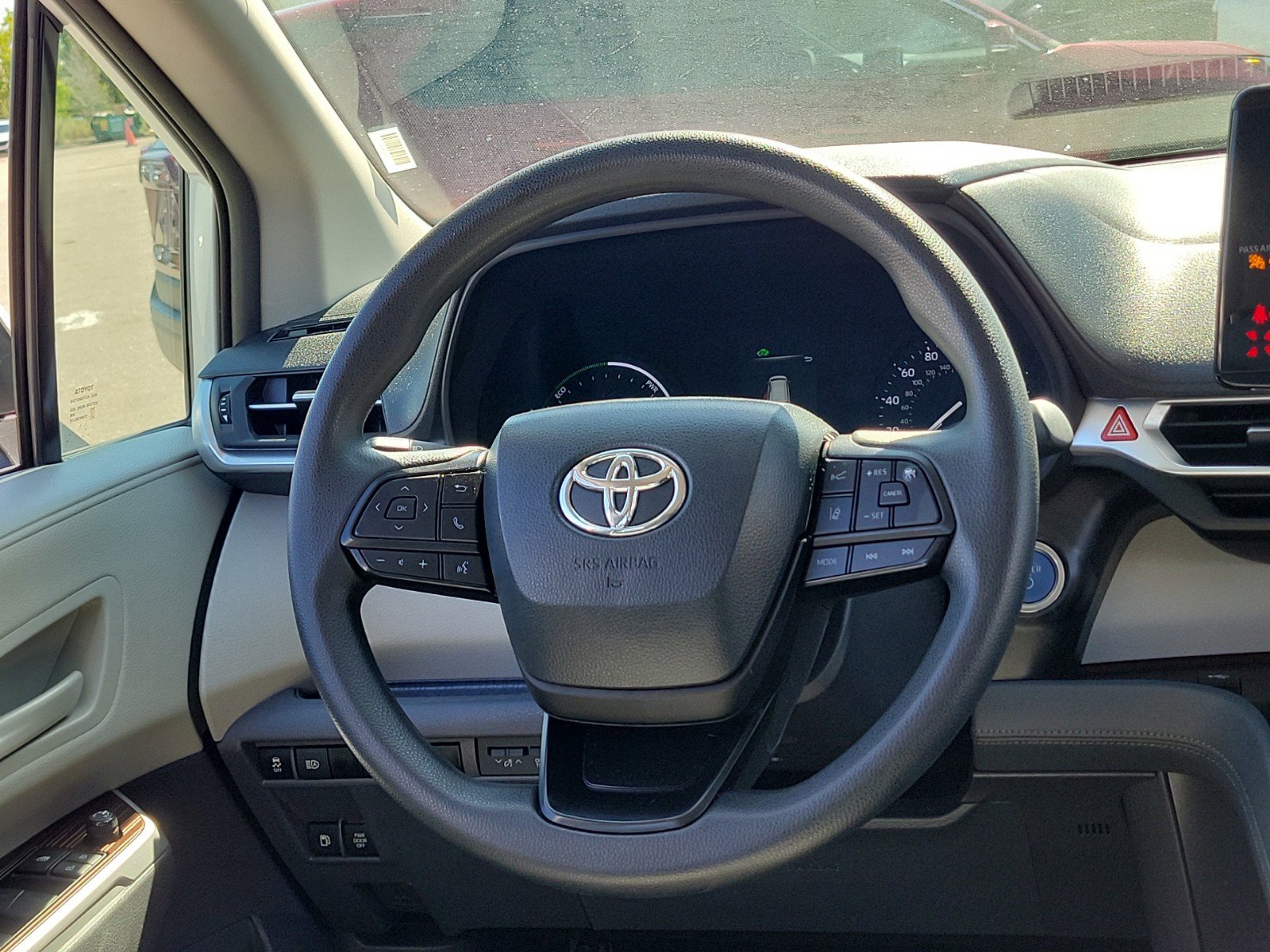 Used 2024 Toyota Sienna LE image 19