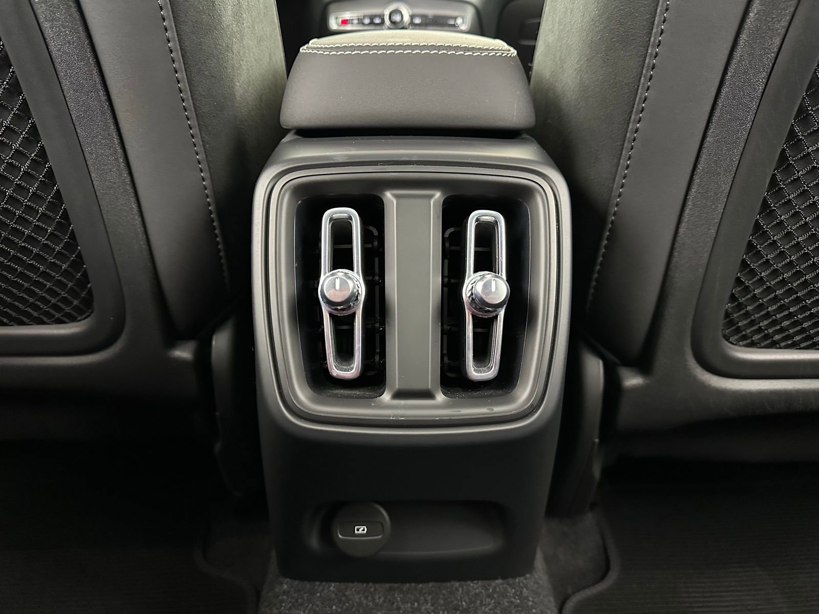 Used 2023 Volvo XC40 Recharge Plus image 33