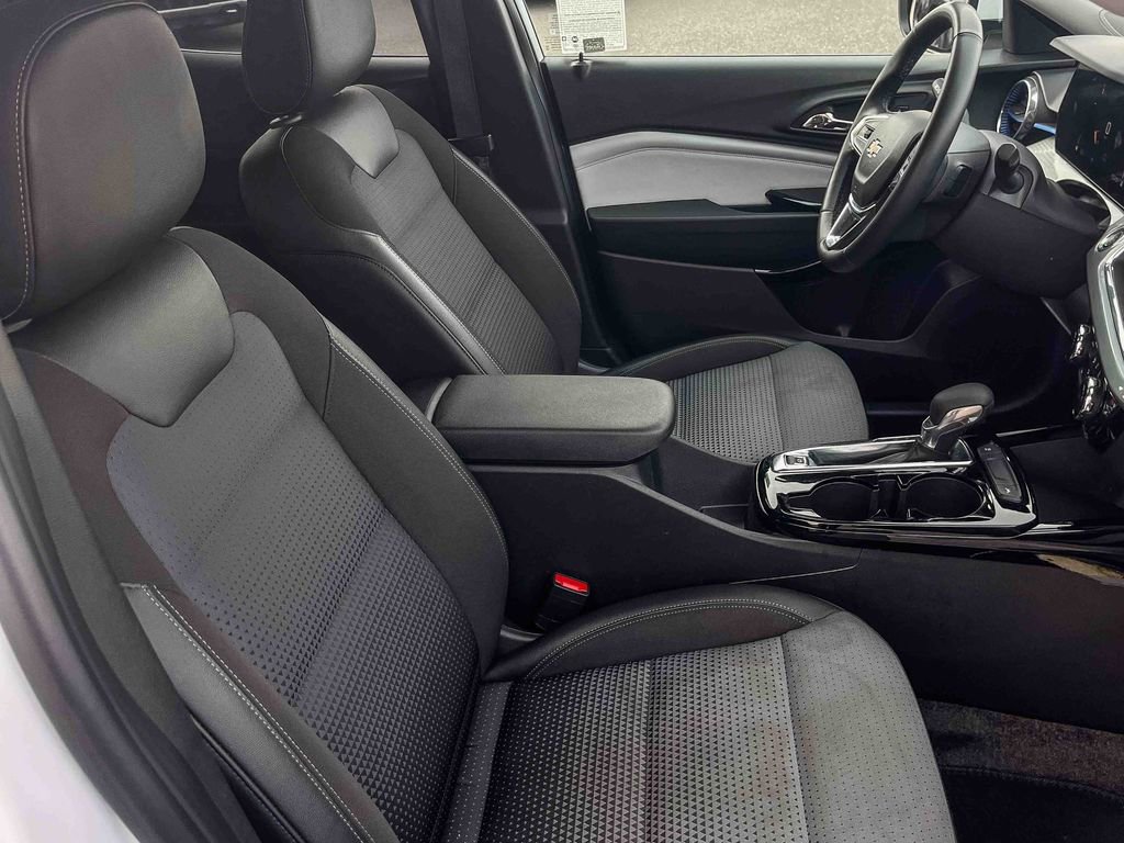 Certified 2025 Chevrolet Trax LT w/ LT Convenience Package image 35