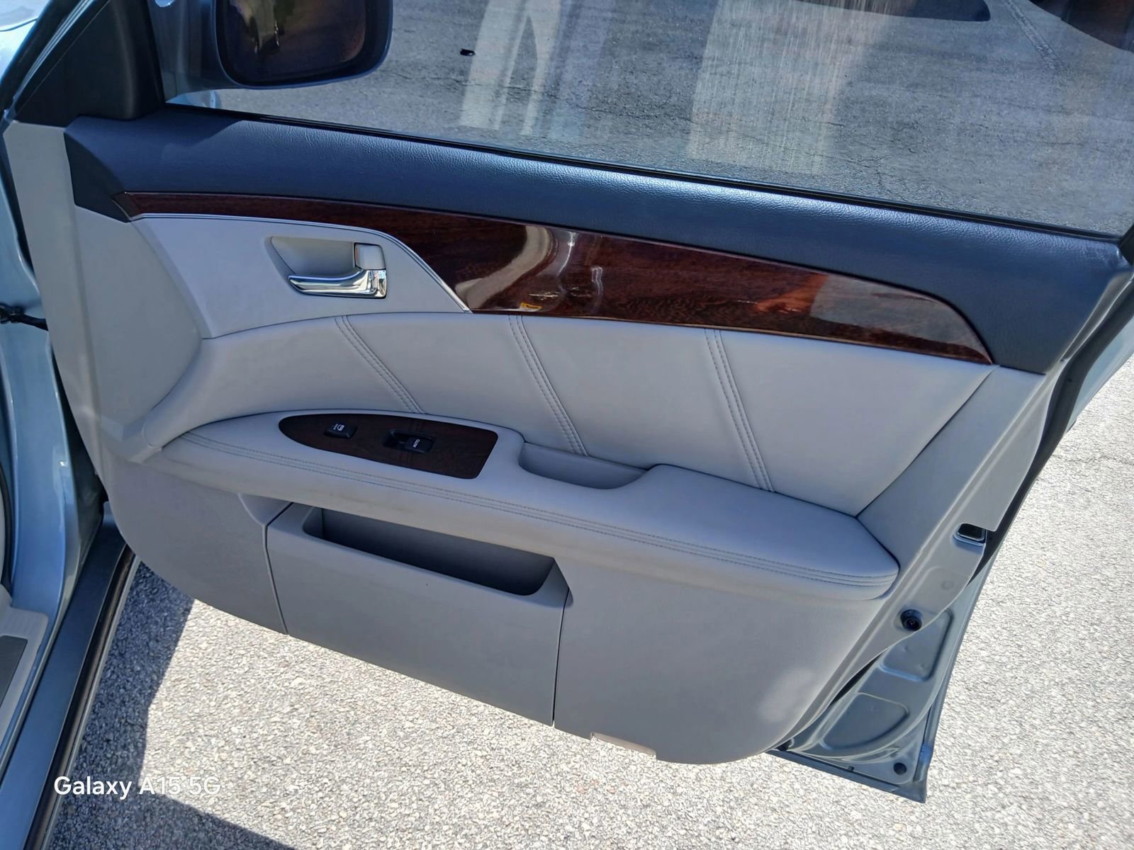 Used 2010 Toyota Avalon Limited FWD image 19