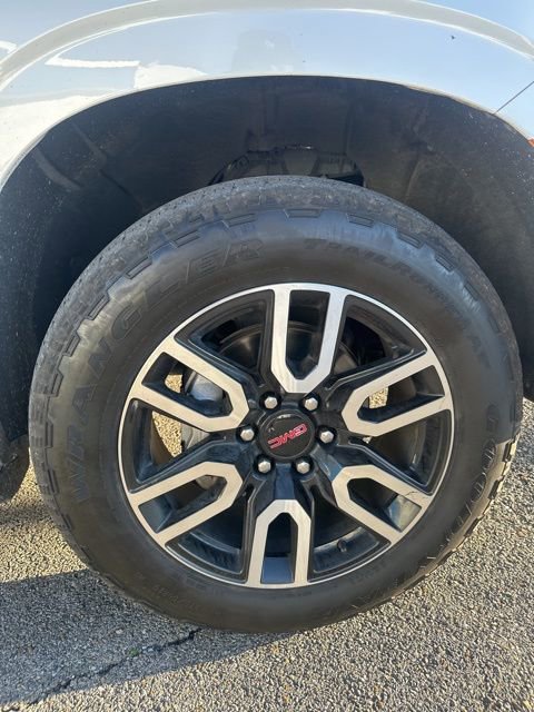 Used 2022 GMC Yukon XL AT4 image 9