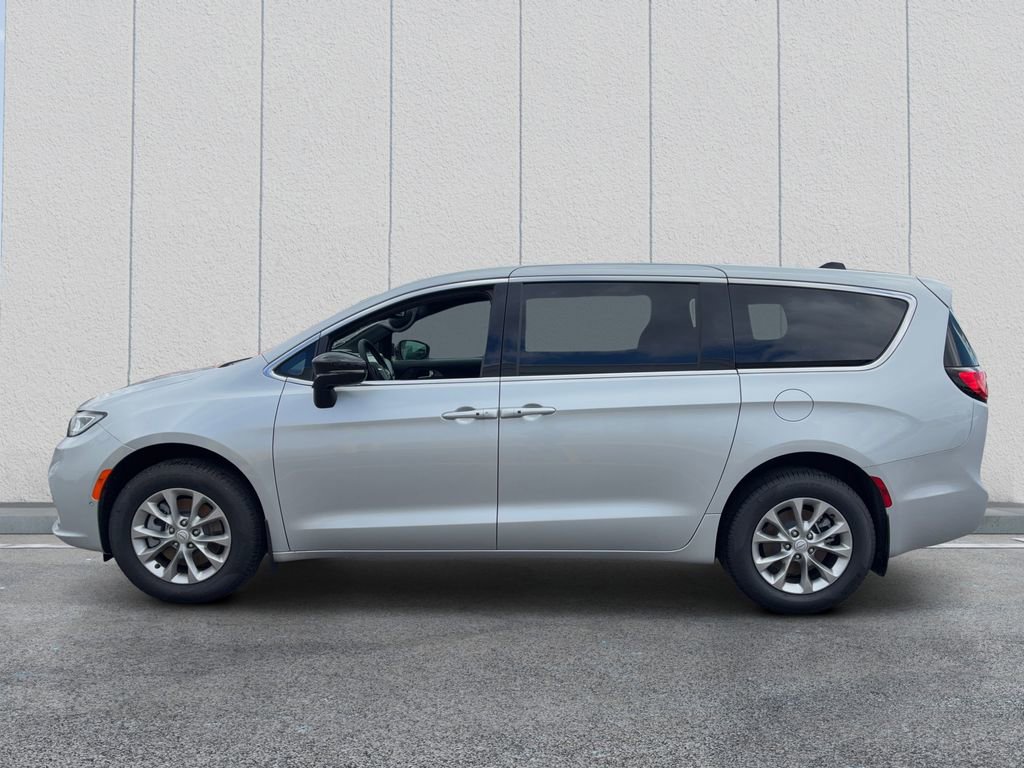 New 2026 Chrysler Pacifica Select AWD/4WD image 4