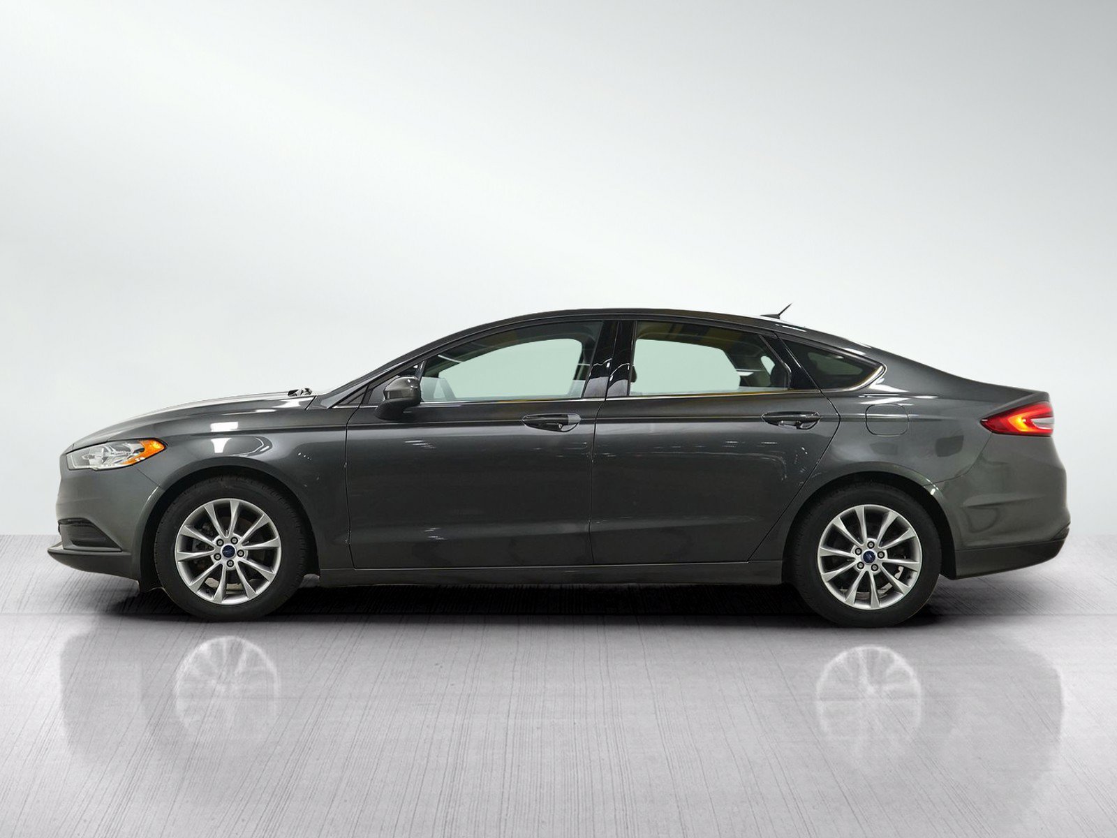 Used 2017 Ford Fusion SE w/ Fusion SE Technology Package FWD image 2