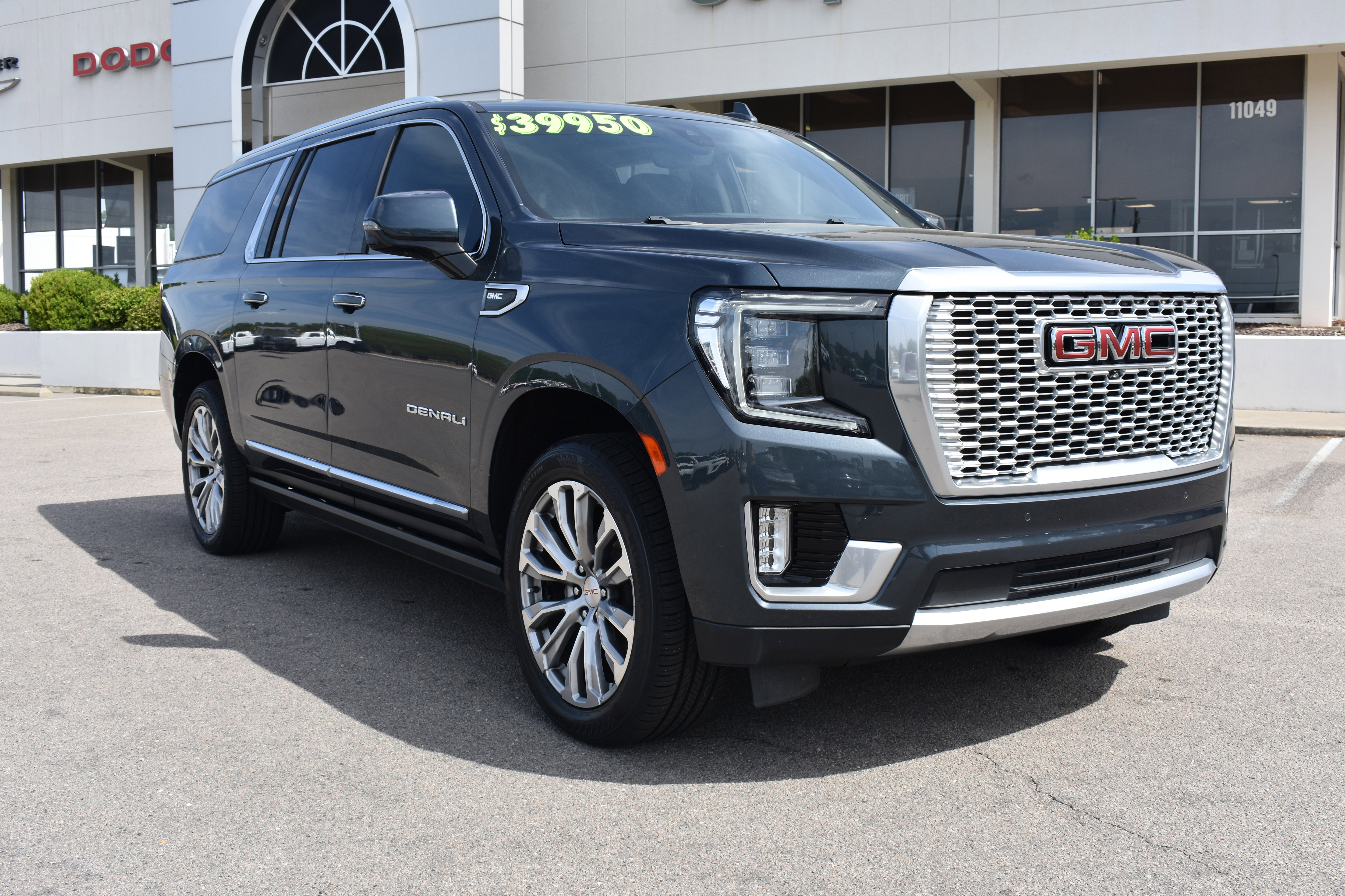 Used 2021 GMC Yukon XL Denali w/ Denali Ultimate Package AWD/4WD image 3