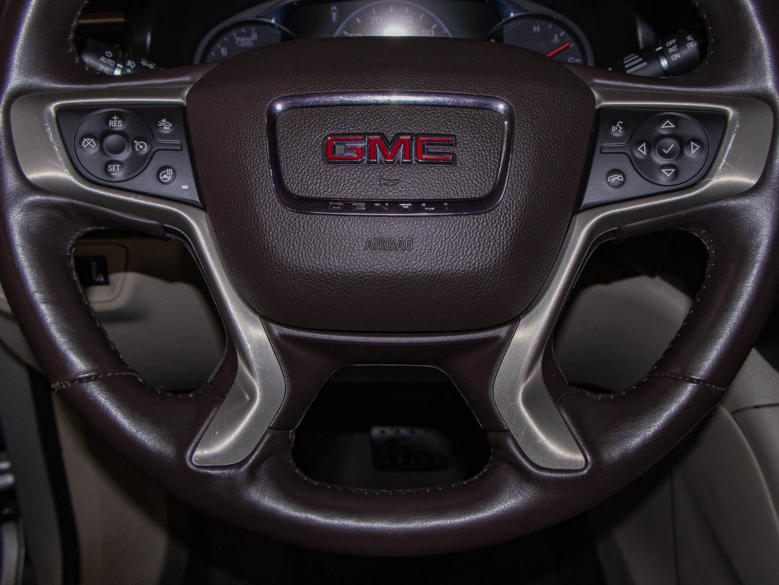 Used 2018 GMC Acadia Denali w/ LPO, Cargo Package FWD image 12
