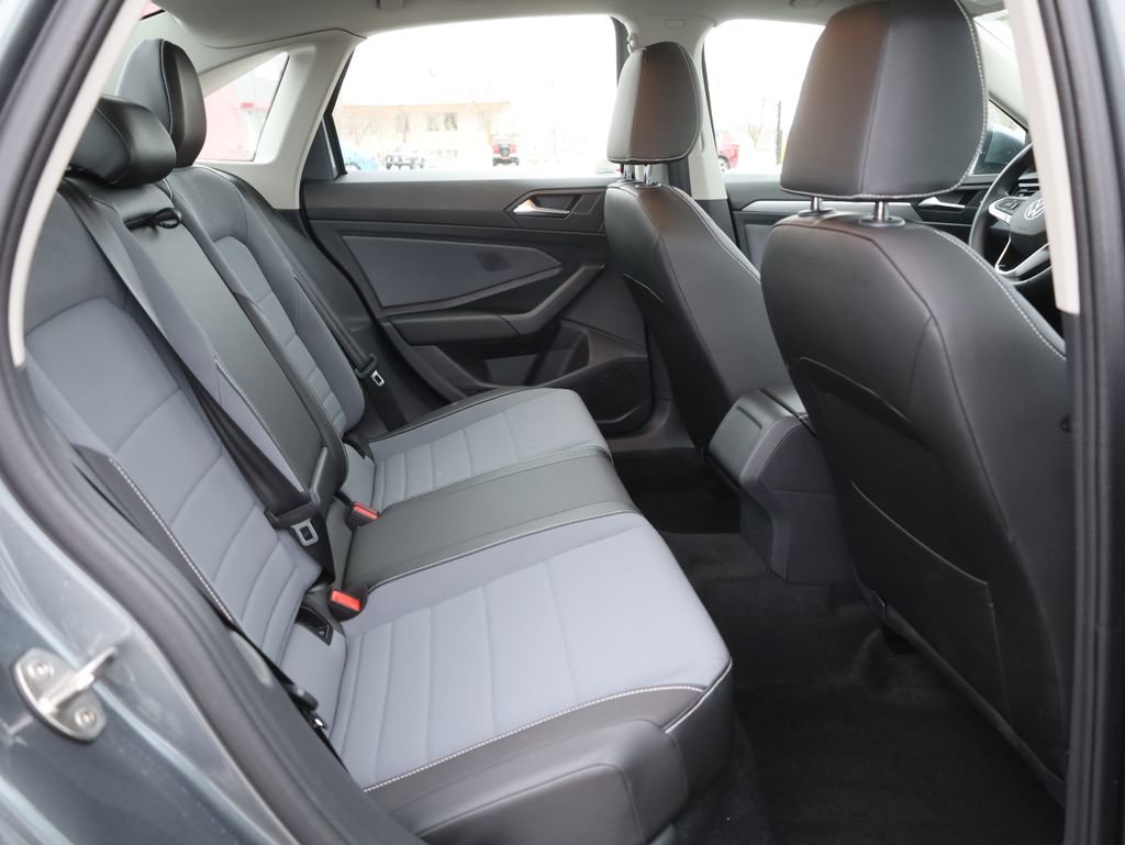 Used 2025 Volkswagen Jetta SE w/ Sunroof Package image 17