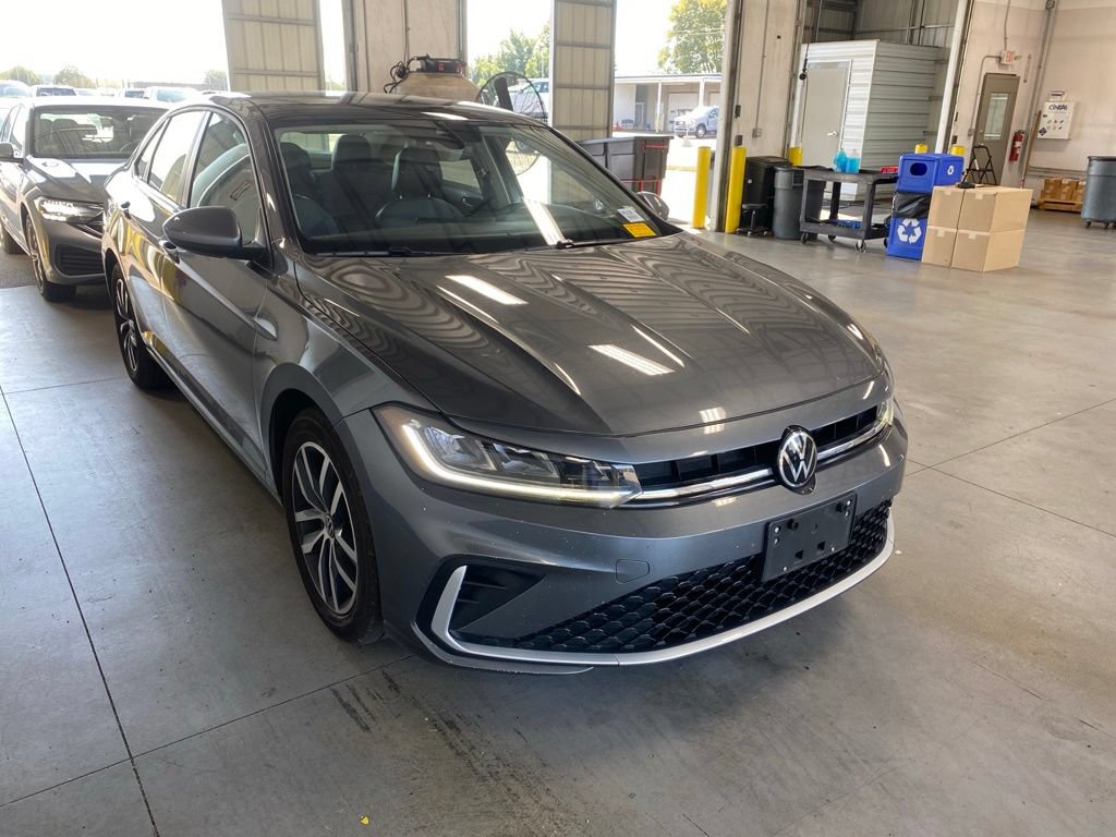 Used 2025 Volkswagen Jetta SE FWD image 1