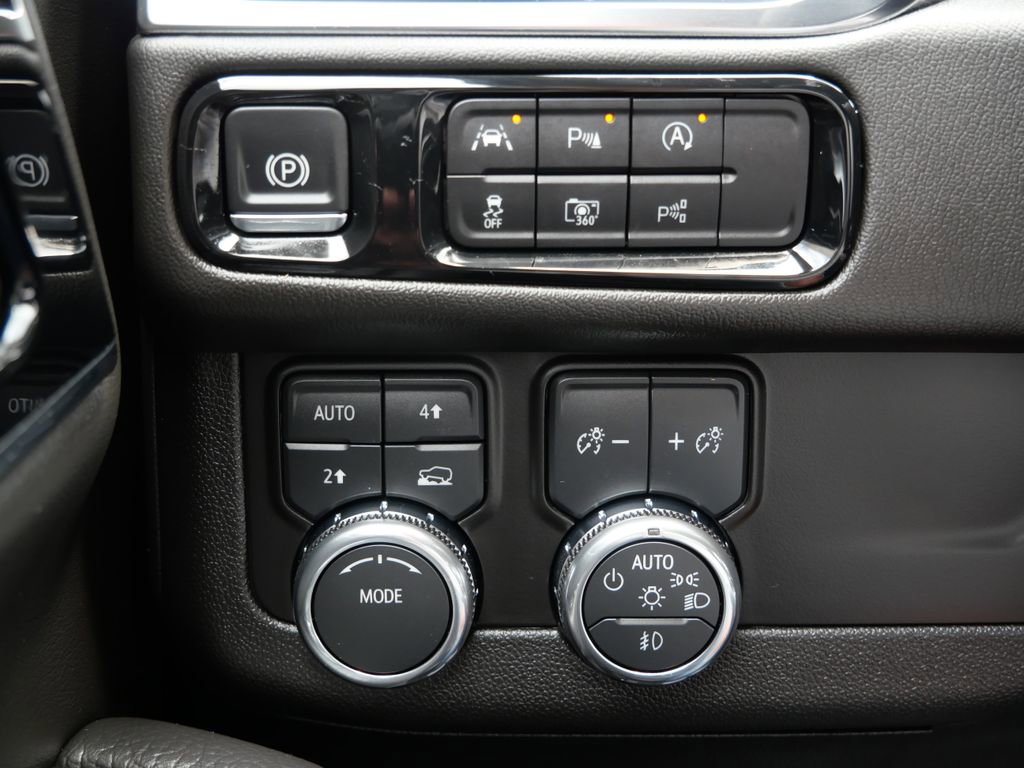 Used 2025 GMC Yukon XL Denali AWD/4WD image 31