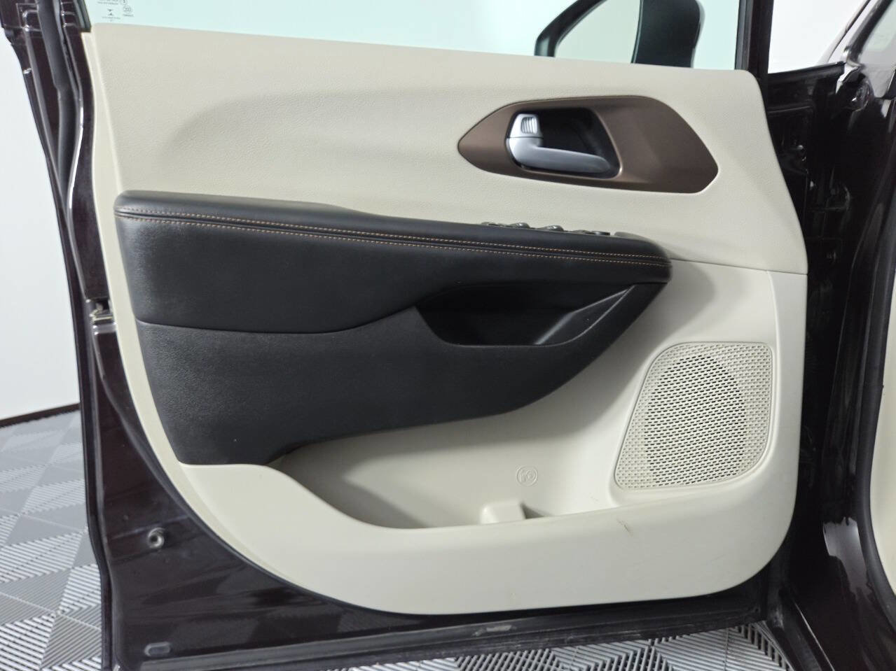 Used 2017 Chrysler Pacifica LX FWD image 13