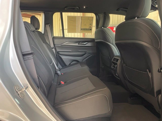 Used 2025 Jeep Grand Cherokee Laredo RWD image 23