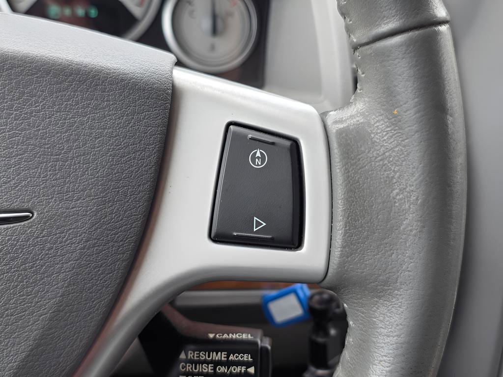Used 2009 Chrysler Town & Country Limited w/ Entertainment Group #3 FWD image 29