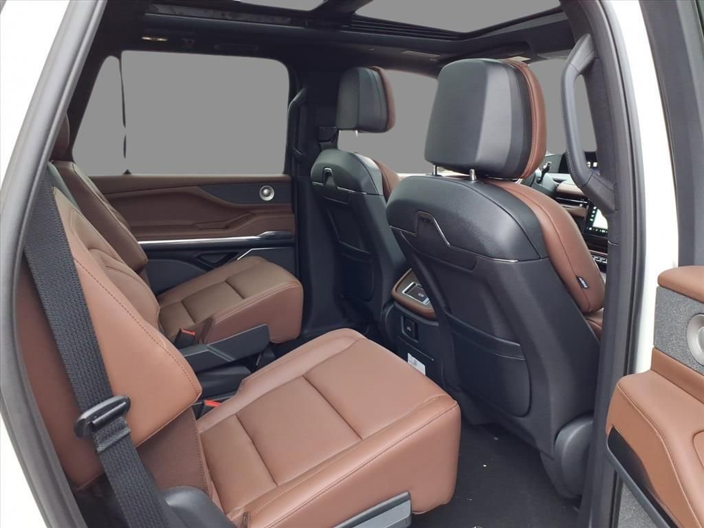 New 2025 Lincoln Navigator Reserve AWD/4WD image 11