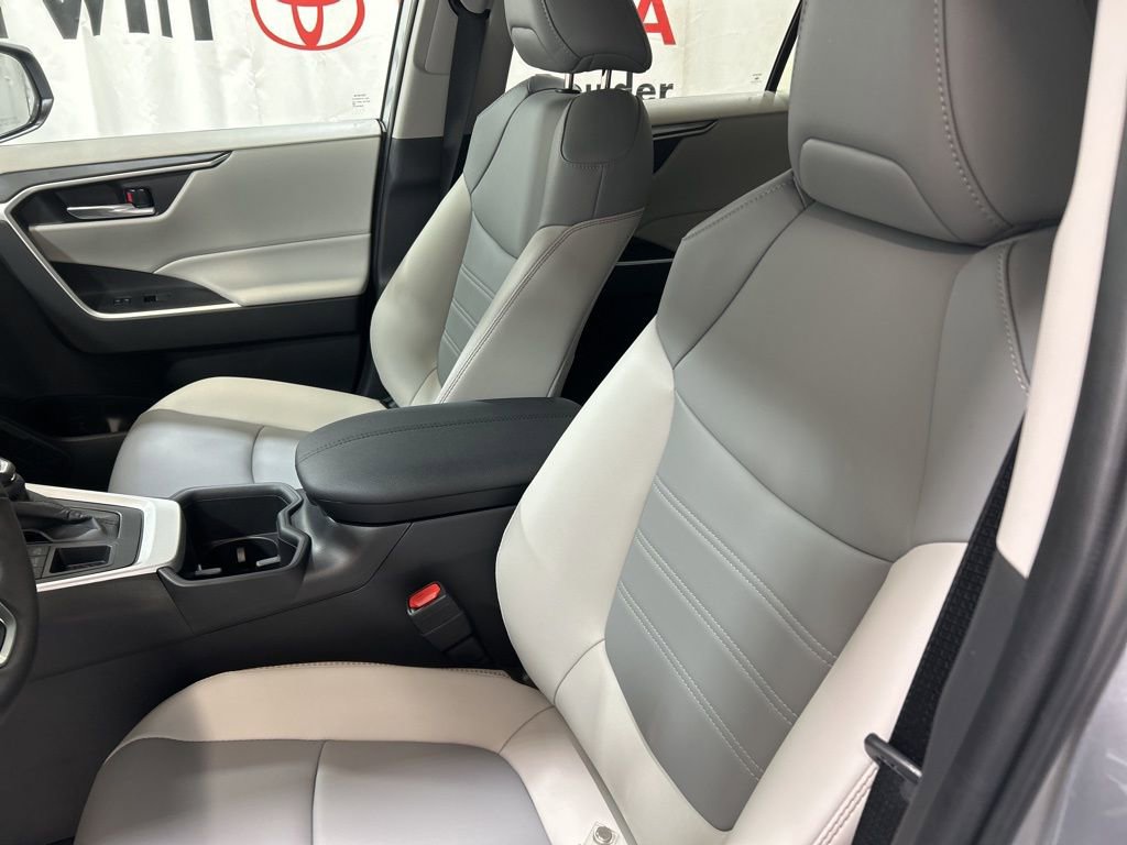 Used 2025 Toyota RAV4 XLE Premium image 20